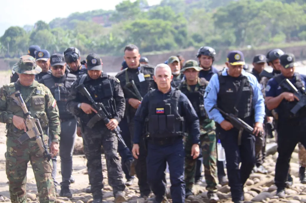 Bernal: Neutralizados 3 paramilitares en Operativo Frontera de Paz 