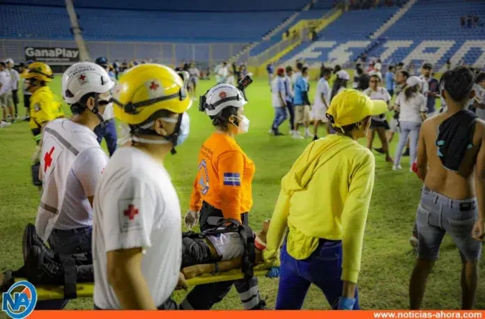 Al menos 9 fallecidos por estampida en estadio de fútbol en El Salvador