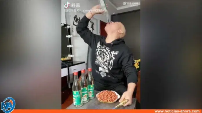 Un influencer muere tras retransmitir en directo cómo se bebía botellas de licor chino Baijiu