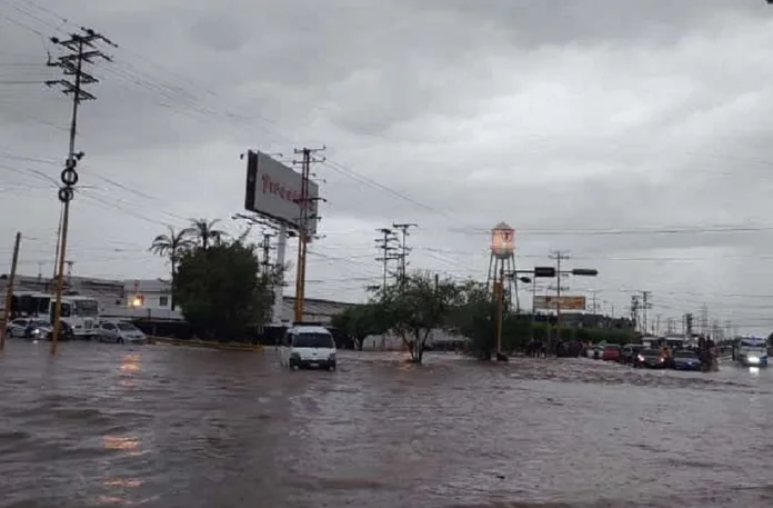 Reportan fuerte colapso en Valencia tras fuertes lluvias