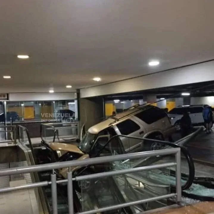 Camioneta quedó atascada en escaleras mecánicas del Sambil Chacao