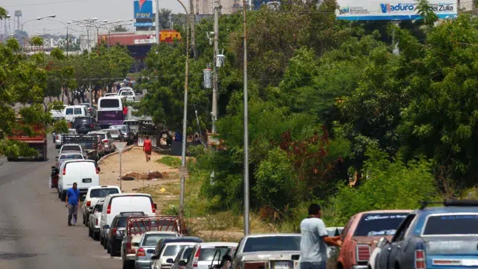 Largas colas para surtir gasolina en Venezuela
