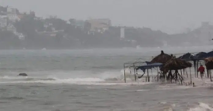 Tormenta Adrián se prevé crezca a huracán categoría 1