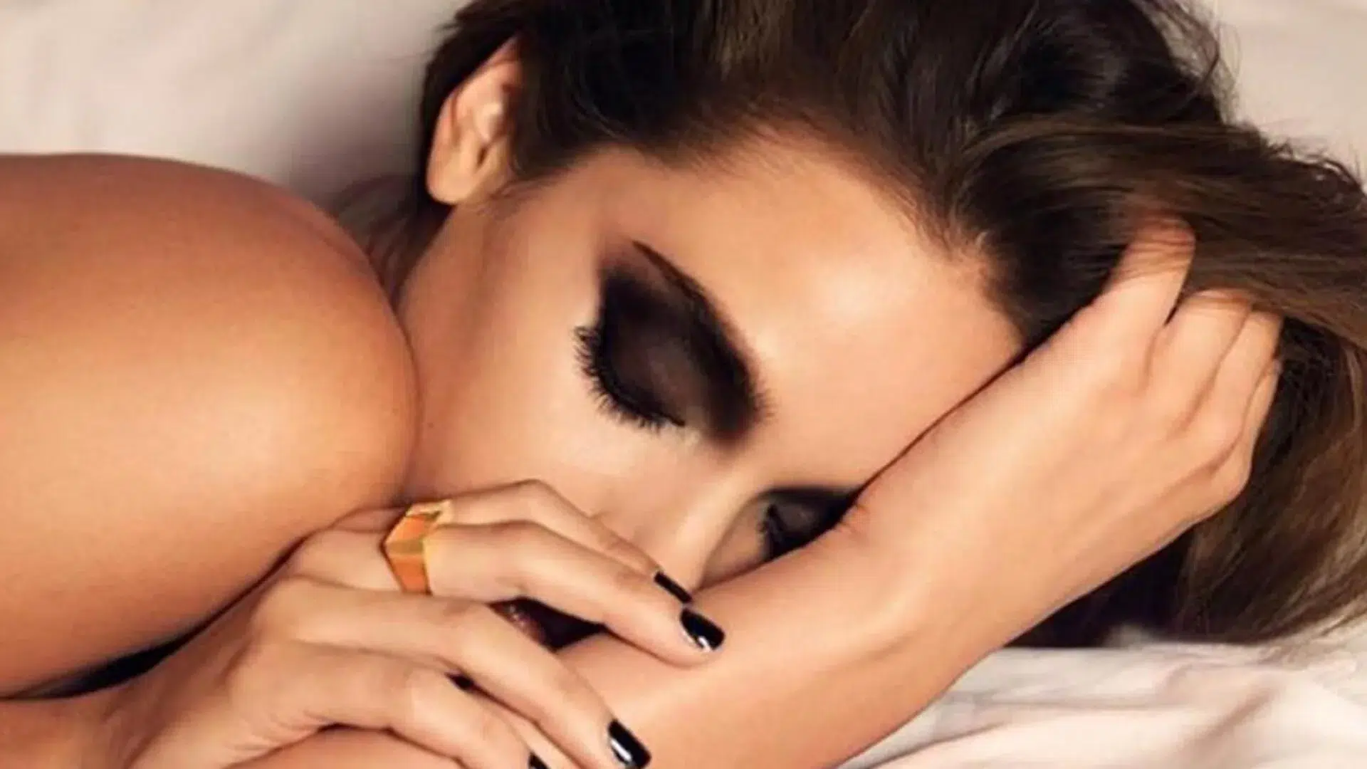 Dormir maquillaje dana piel poros