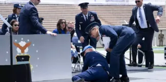 Biden tropieza y cae durante ceremonia de graduación de la Fuerza Aérea
