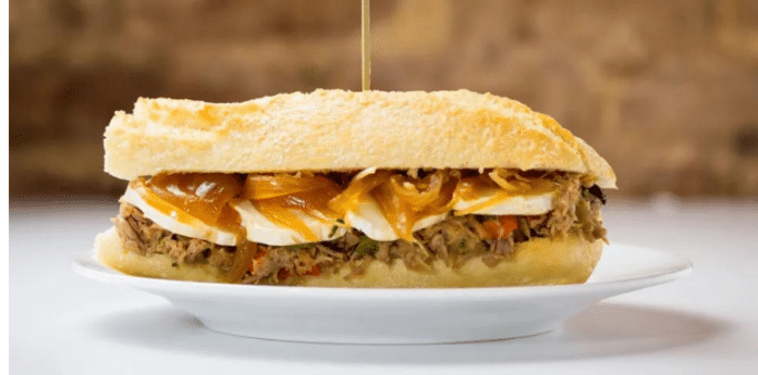 Sándwich carne cebolla caramelizada Queso Sándwich carne cebolla caramelizada Queso
