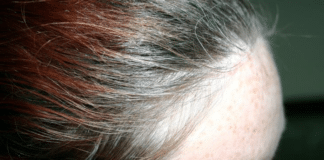 Dormir con cabello mojado 