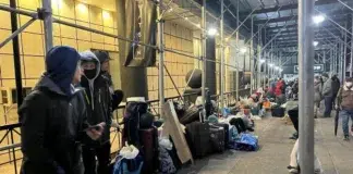 Nueva York dará 60 días a migrantes para que desalojen sistema de albergues