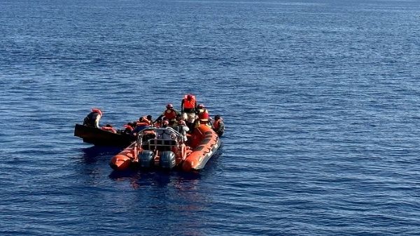 Rescatan migrantes Mediterráneo