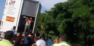 Rescatan 148 migrantes en un camión abandonado en México