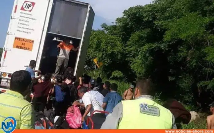 Rescatan 148 migrantes en un camión abandonado en México