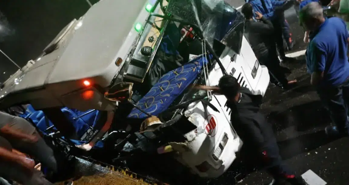 Reportan fuerte accidente en Tazón entre transporte público y gandola