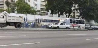 abatido sujeto transporte público