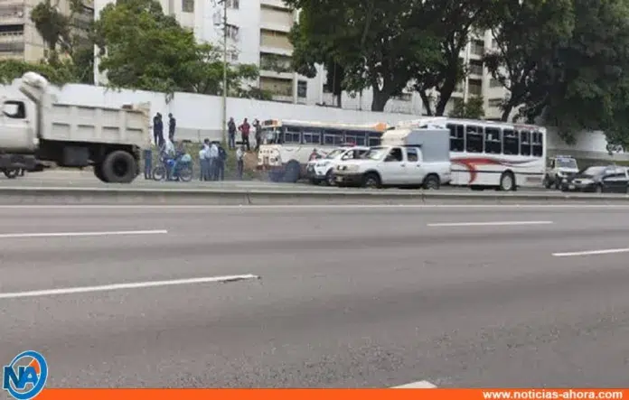 abatido sujeto transporte público