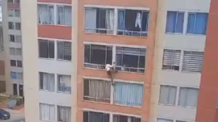 Mujer se lanzó de su apartamento durante el temblor en Bogotá