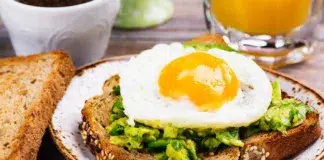Desayuno saludable: tostada de pan integral con huevo y aguacate