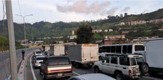 Camión volcó en la Bajada de Tazón sin reportar heridos