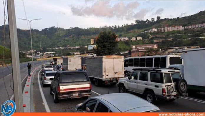 Camión volcó en la Bajada de Tazón sin reportar heridos