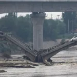 Carros cae río en China