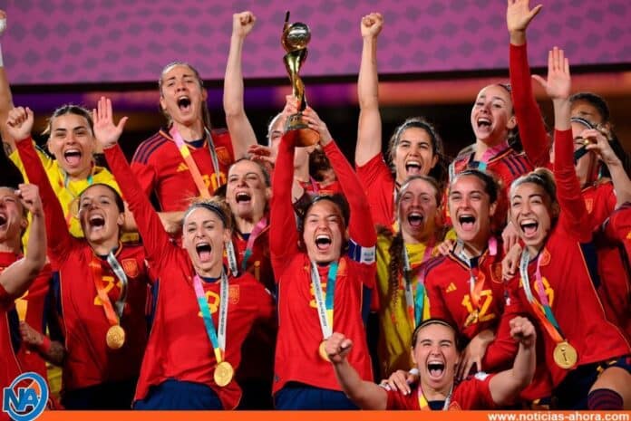 España alza la copa Mundial Femenina de fútbol por primera vez en su historia