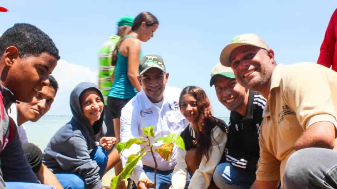 Realizan saneamiento y reforestación en Costa Oriental del Lago de Maracaibo