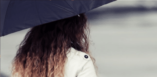 Cómo afectan los días lluviosos el cabello