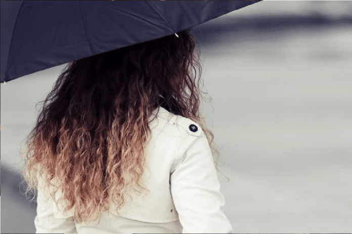 Cómo afectan los días lluviosos el cabello