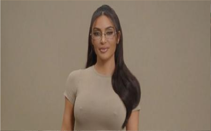 Kim Kardashian sujetador con pezones incorporados