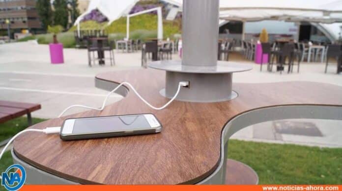 Riegos de cargar tu celular en lugares públicos