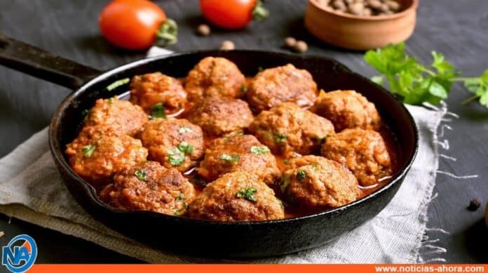 ¿Cómo preparar unas clásicas albóndigas de carne molida?