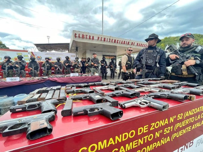 Decomisaron más de 200 armas en intervención de cárcel Puente Ayala