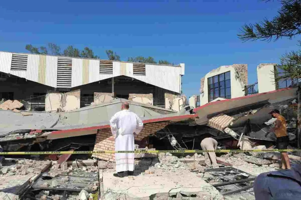 10 muertos y 60 heridos tras derrumbe del techo de una iglesia en México