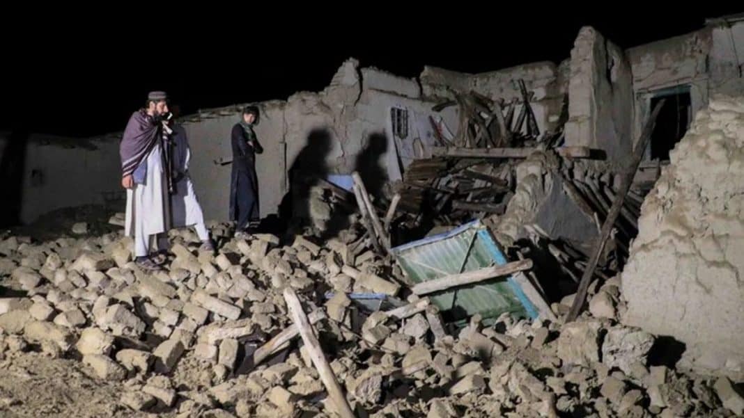 Cadena de terremotos en Afganistán deja más de 2 mil muertos y miles de heridos