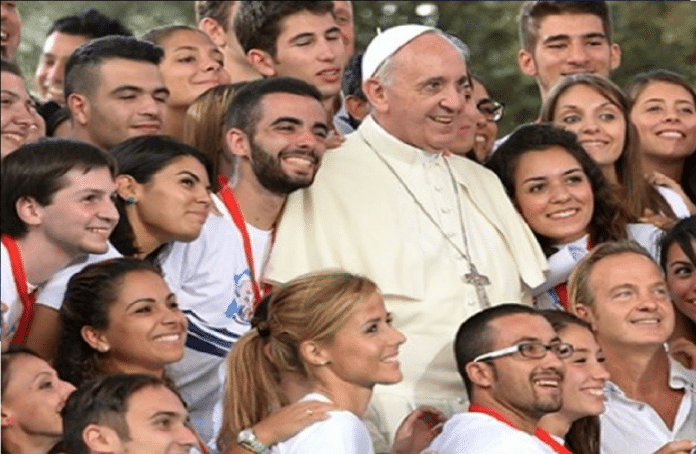 Papa Francisco pide a jóvenes usar redes sociales para buenas noticias