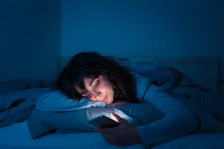 Por qué es saludable desconectarse del celular antes de dormir