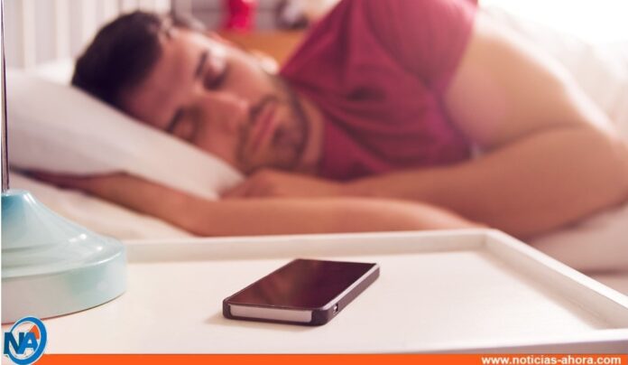 Por qué es saludable desconectarse del celular antes de dormir