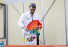Presidente Nicolás Maduro ejerció su derecho al voto en el referendo consultivo