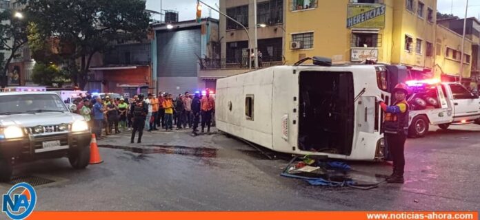 Accidente de tránsito en Caracas deja un fallecido y ocho personas lesionadas