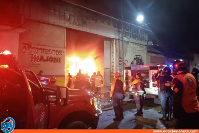 Fuerte incendio en taller mecánico en Santa Rosalía, Caracas