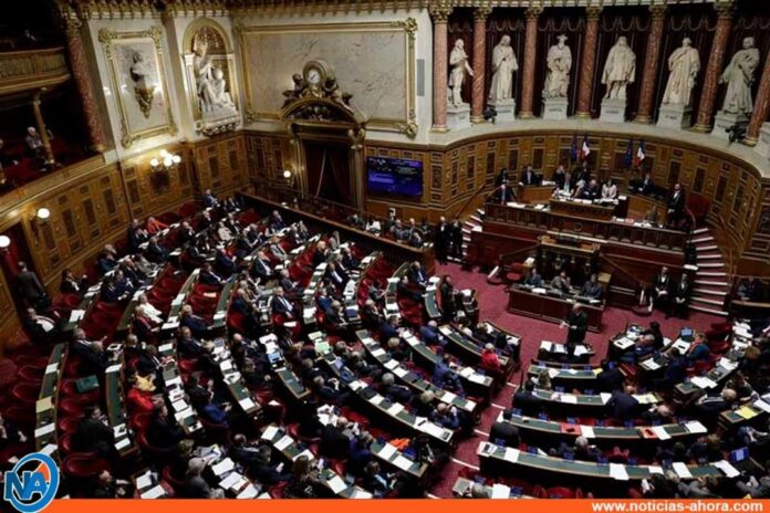 Senado francés aprueba inclusión del derecho al aborto en la Constitución
