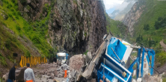 Rocas aplastó camiones Perú