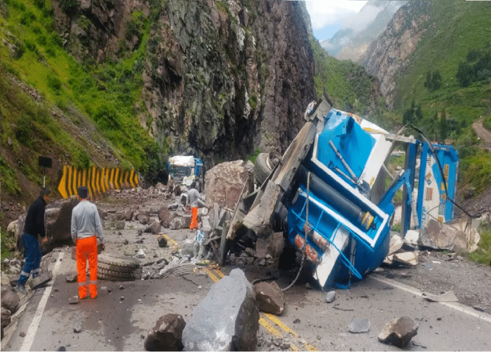 Rocas aplastó camiones Perú
