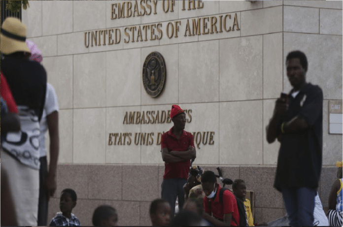 Cierran embajadas suspenden vuelos en Haití