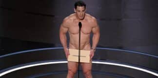 John Cena presentó premio desnudo