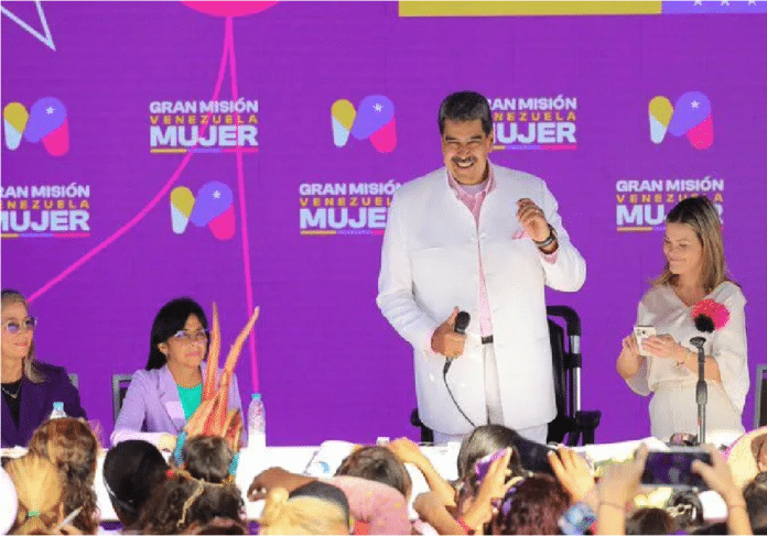 Maduro entrega créditos para emprendedoras