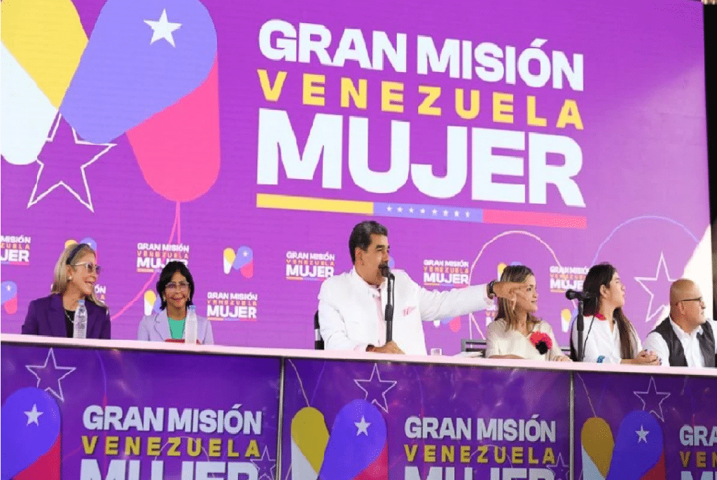 Maduro entrega créditos para emprendedoras.png1
