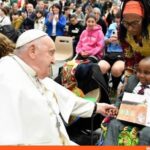 Papa Francisco no pudo leer su discurso por un “resfriado”