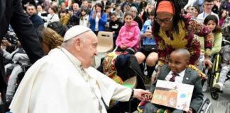 Papa Francisco no pudo leer su discurso por un “resfriado”