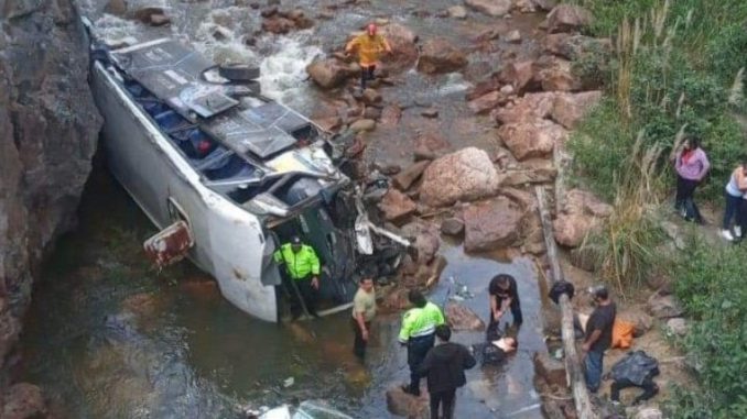 Ecuador autobús cayó río.1png