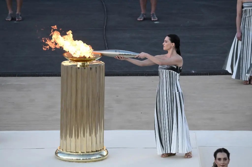 Grecia entrega la llama olímpica e inicia su travesía hasta Francia  